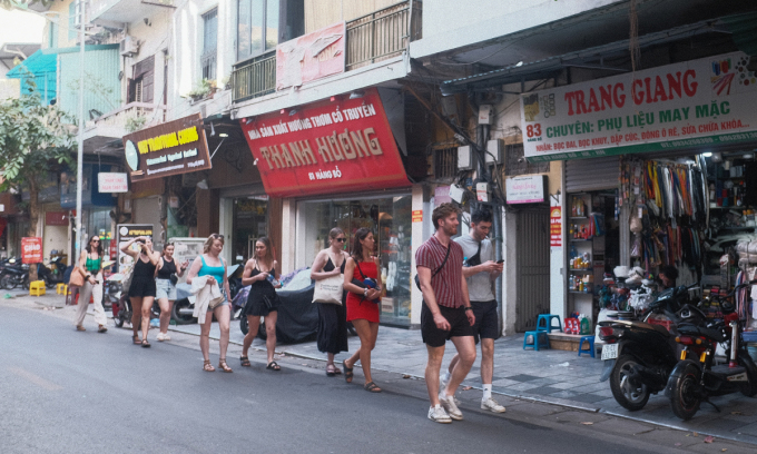 A group of foreign tourists walking in the Old Quarter in November 2023. Photo: Tu Nguyen