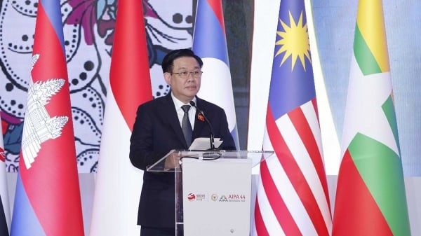 Le président de l'Assemblée nationale Vuong Dinh Hue s'exprime lors de la première session plénière de l'AIPA-44