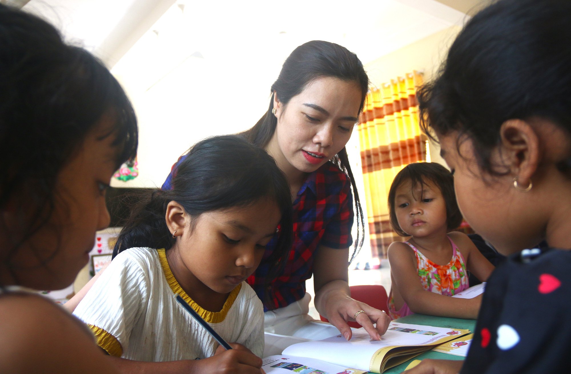 Cô Đậu Thị Lệ Huyền và các học trò vùng cao - Ảnh: NGUYỄN HOÀNG