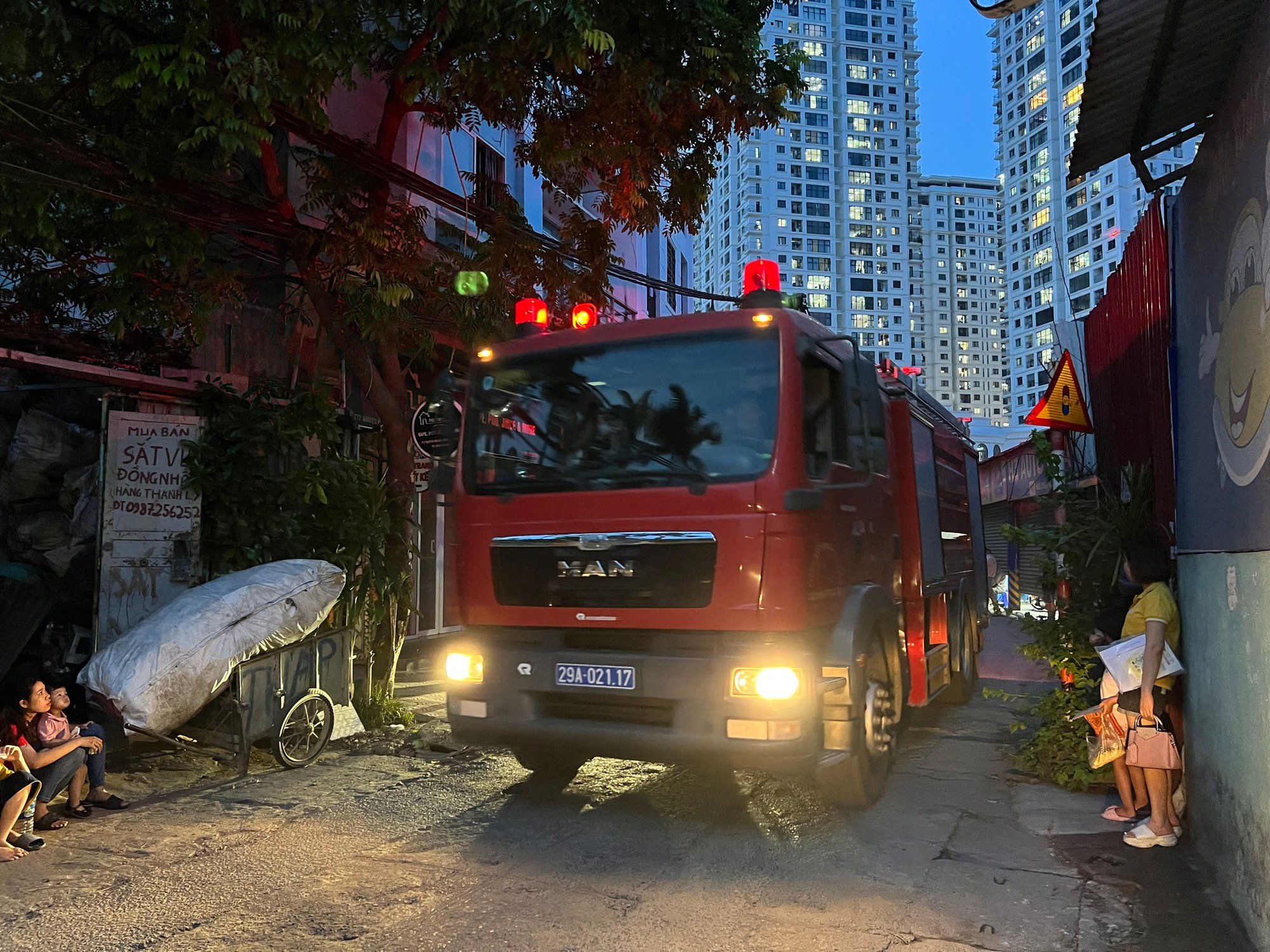 Gara ô tô bốc cháy dữ dội, xe Mercedes bên trong bị 'vạ lây' - Ảnh 5.