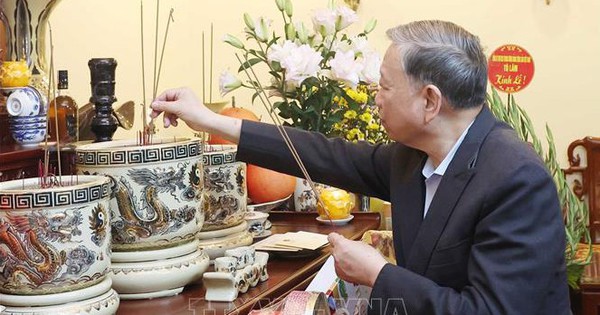 General Secretary To Lam burns incense in memory of former Party and State leaders