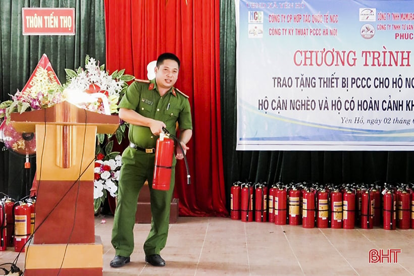 100% of poor and near-poor households in Yen Ho received fire extinguishers