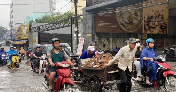 អ្នក​ក្រុង​ហូជីមិញ​ជួប​ការ​លំបាក​ក្នុង​ការ​ផ្លាស់​ទី​ដោយ​សារ​ភ្លៀង​ធ្លាក់​ខ្លាំង