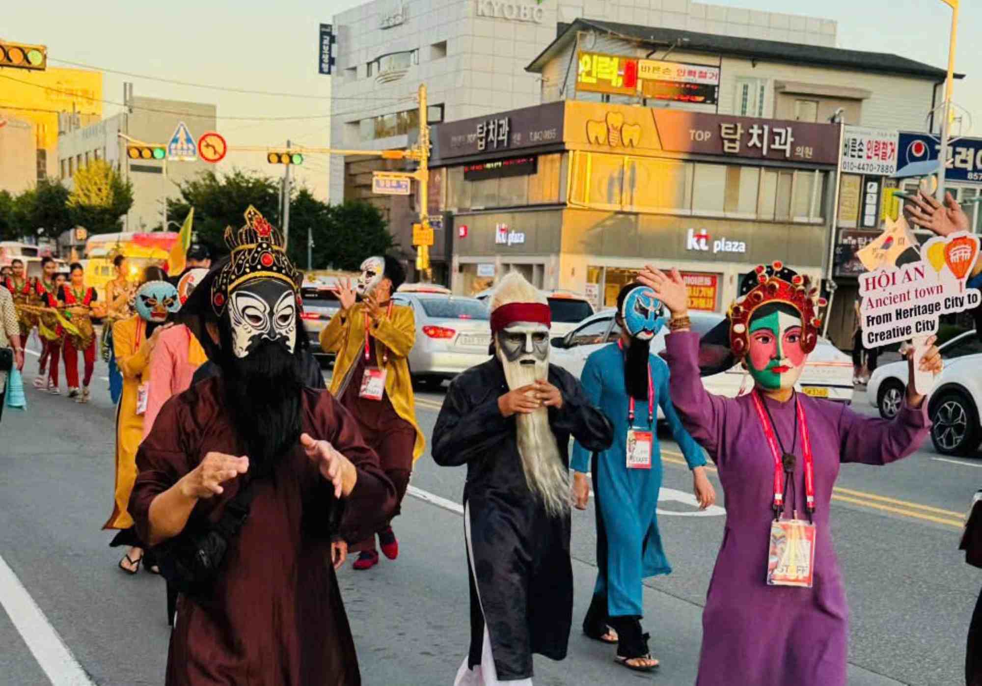 호이안 사람들은 한국에서 바이초이와 핫보이를 공연합니다.