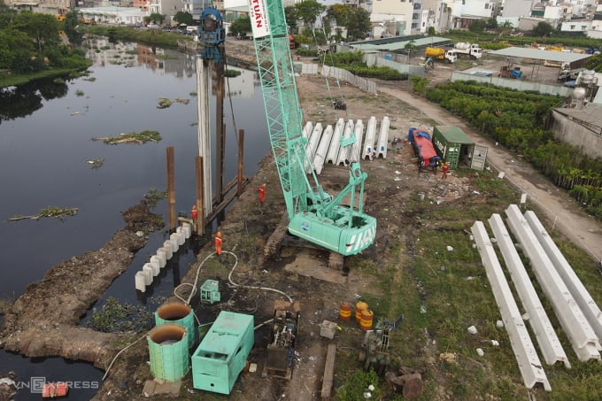 Workers drive piles on the banks of Tham Luong canal, through Go Vap, April 2025. Photo: Thanh Tung