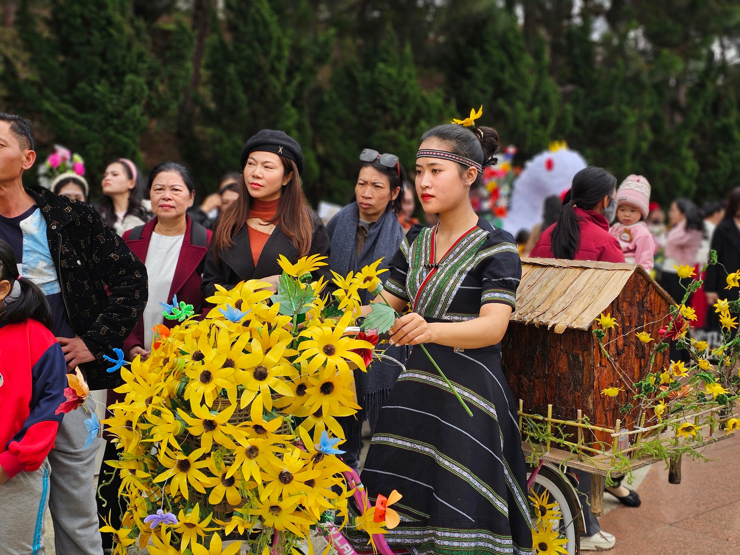 Giáo viên thành phố Festival hoa thi trang trí xe đạp hoa- Ảnh 4.