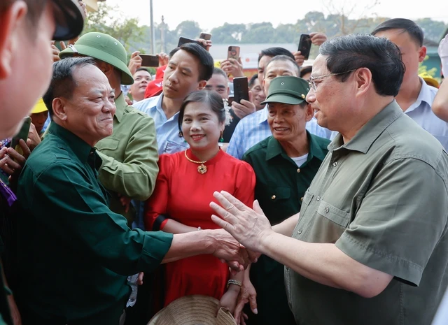 El primer ministro Pham Minh Chinh ofrece incienso en el monumento conmemorativo del general Vo Nguyen Giap y rinde homenaje a quienes lograron la victoria de Dien Bien Phu.