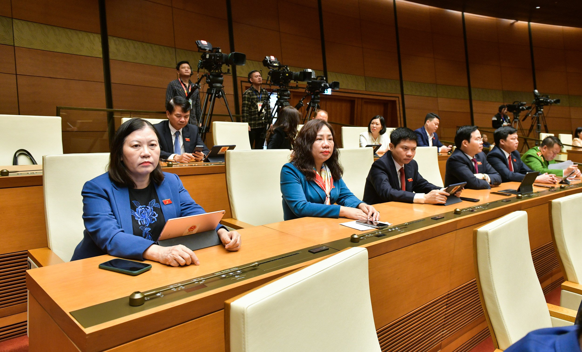 L'Assemblée nationale a adopté une résolution sur un certain nombre de politiques spéciales pour mettre en œuvre des programmes cibles nationaux, image 3.