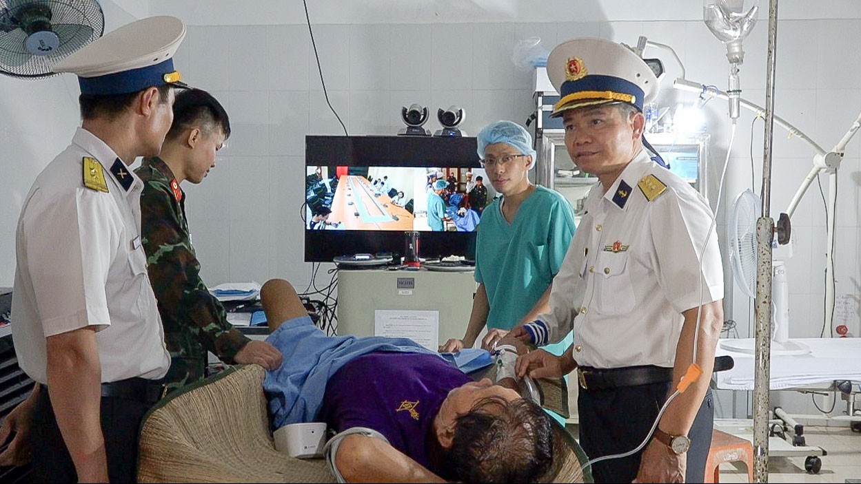 Le centre médical de Truong Sa sauve un pêcheur souffrant d'une cheville cassée