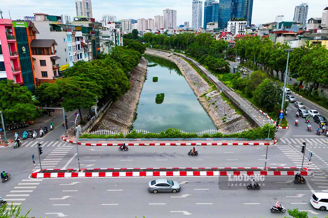 Nước sông Tô Lịch bất ngờ đổi màu xanh ngắt- Ảnh 6.