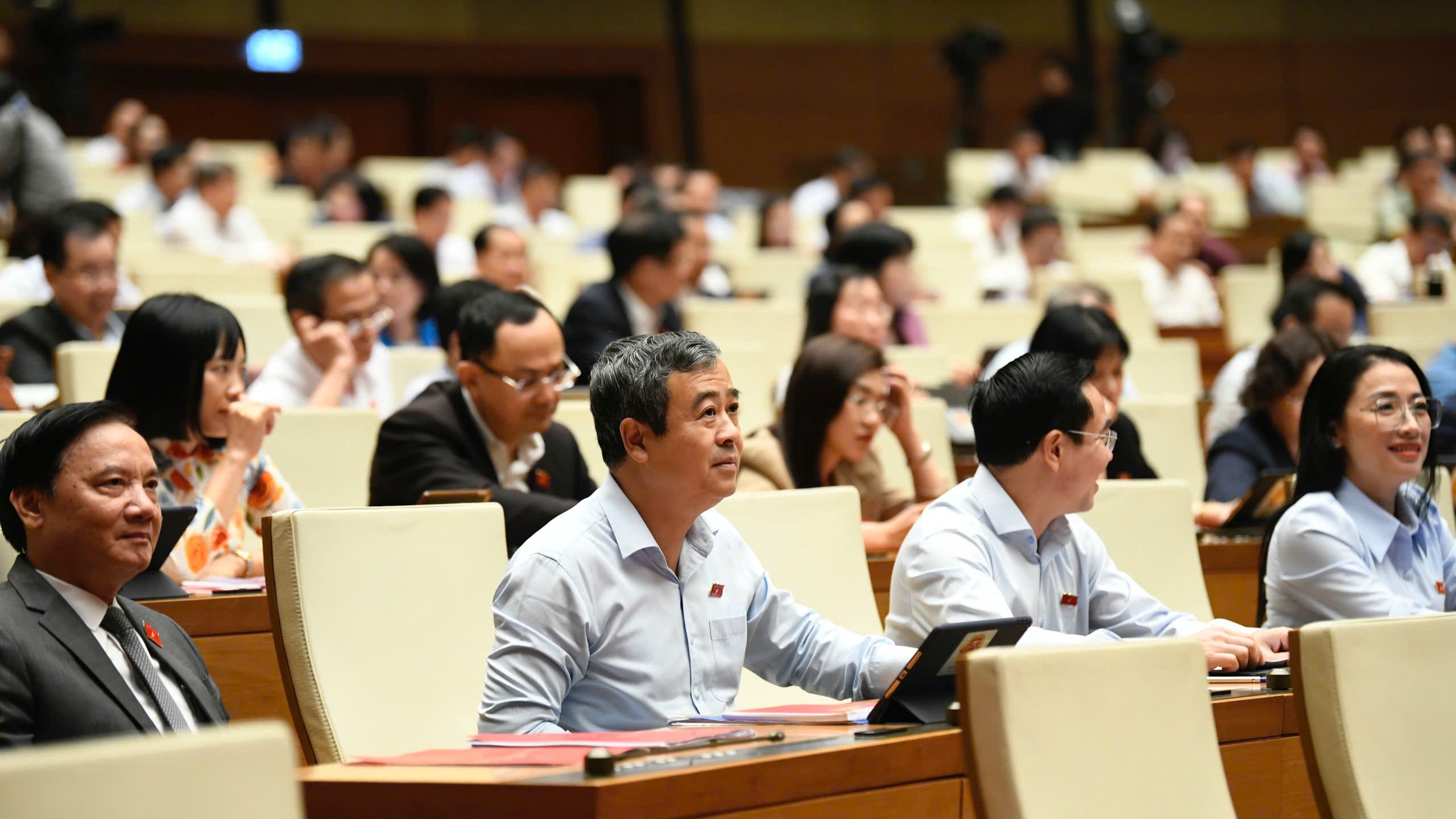 국회는 국회에 제출된 법률안을 그룹별로 논의한다.