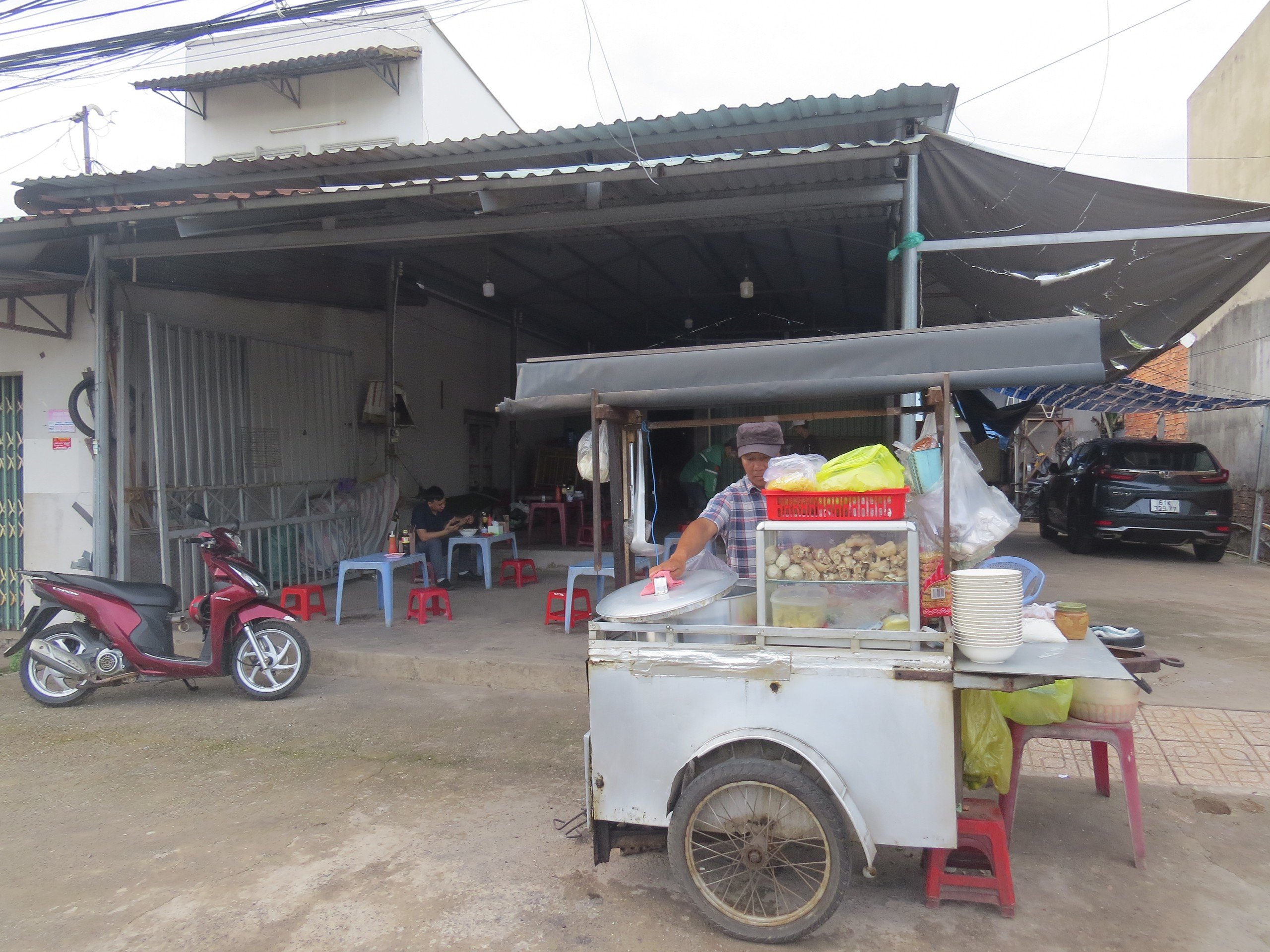 Người đàn ông nấu nấu tô hủ tiếu ngon đến muỗng cuối cùng, nhiều khách quay lại ăn- Ảnh 1.