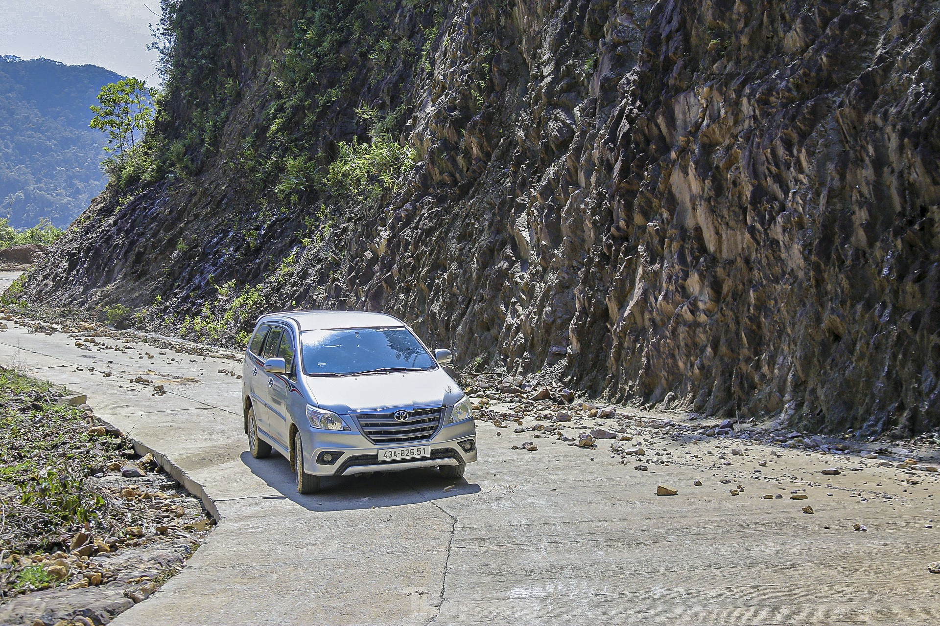 Landslides cause danger on Mui Trau Pass in Da Nang photo 4