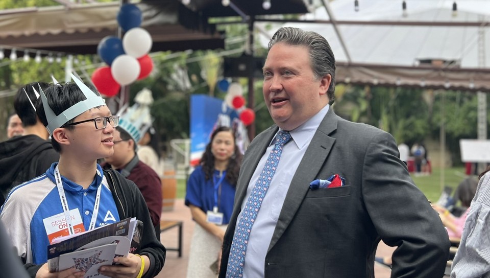 US Ambassador to Vietnam Marc Knapper talks with students participating in the US election process experience. Photo: Lien Ha