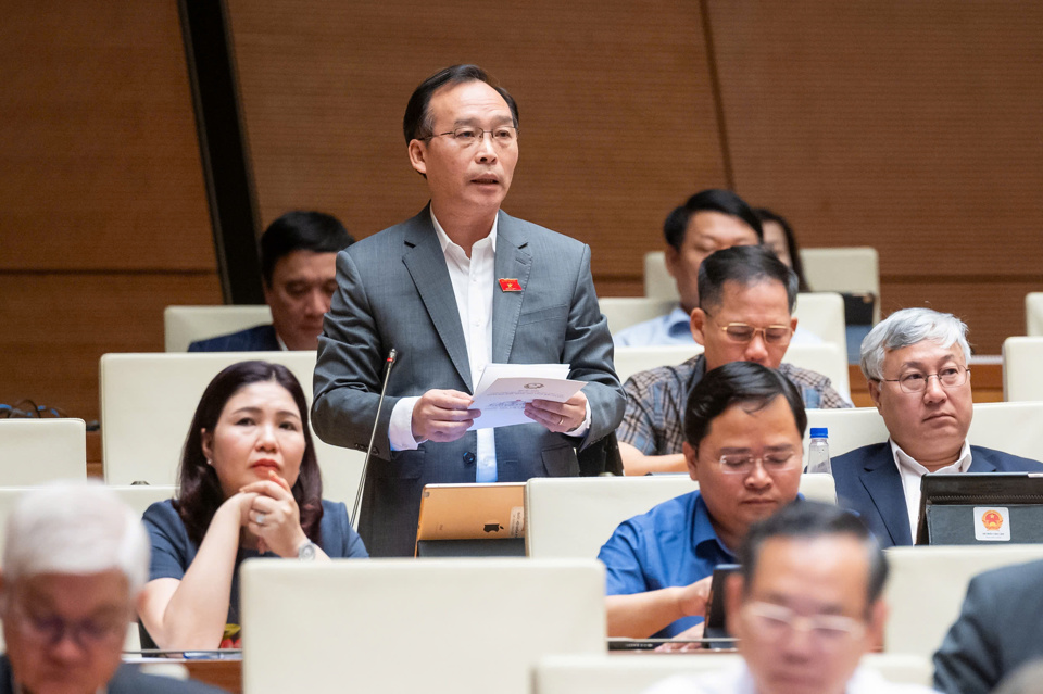 Der Delegierte der Nationalversammlung, Tran Van Tuan (Delegation der Nationalversammlung der Provinz Bac Giang), sprach im Saal. Foto: Quochoi.vn