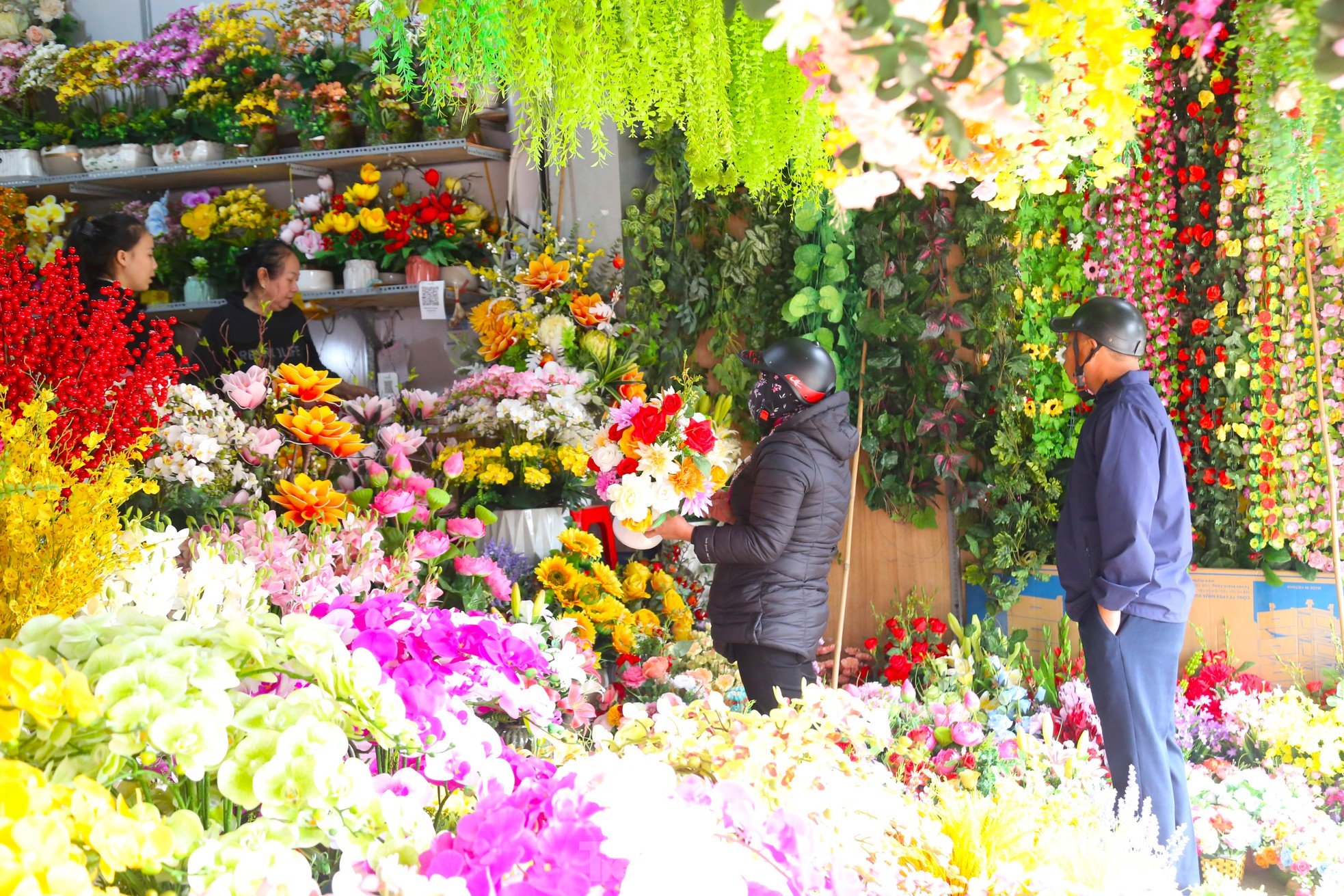 La primavera llega radiante a la calle más grande donde se venden decoraciones para el Tet en Nghe An. Foto 13