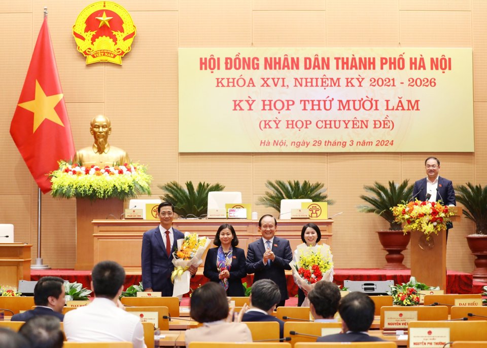 L&atilde;nh đạo TP H&agrave; Nội tặng hoa ch&uacute;c mừng t&acirc;n Ủy vi&ecirc;n UBND TP