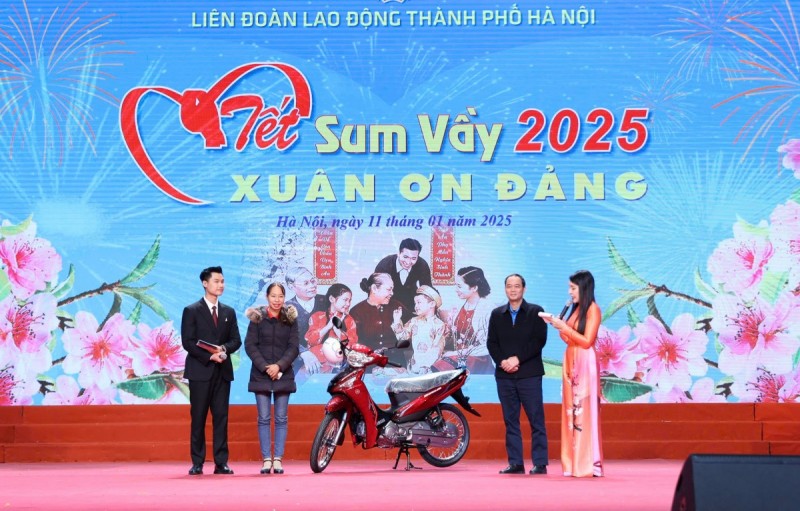 Niềm vui của người lao động khi đến với Chợ Tết công đoàn 2025