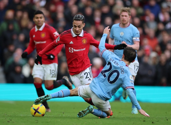 Antony đi bóng qua Bernardo Silva trong trận Man Utd thắng Man City 2-1 tại Ngoại hạng Anh hồi tháng 1/2023. Ảnh: Reuters