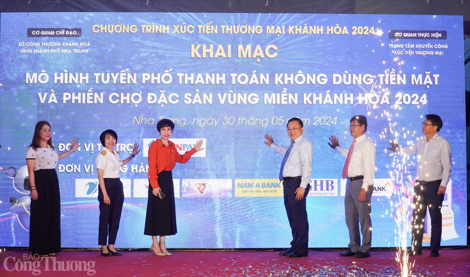 Các đại biểu thực hiện nghi thức khai mạc sự kiện. Ảnh: Đức Thảo