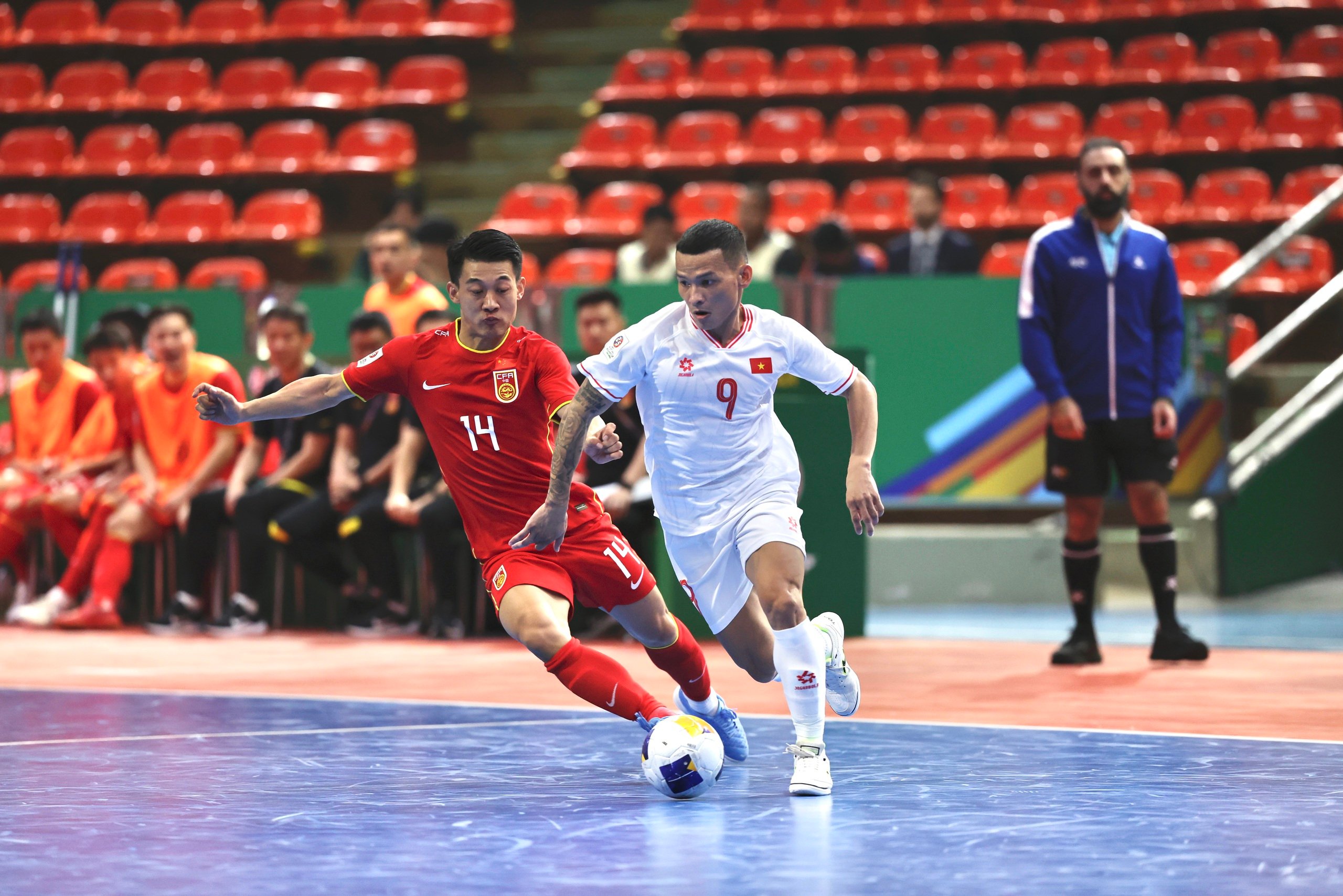 Đội tuyển futsal Việt Nam (áo trắng) thắp lại hy vọng vào tứ kết với chiến thắng trước Trung Quốc