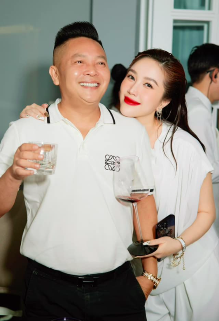 Bao Thy and her husband were affectionate at an event.