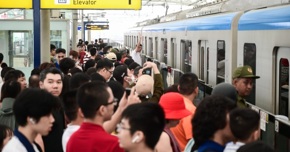 Metro No. 1 increases hours and number of trains to serve people on New Year's Eve 2025