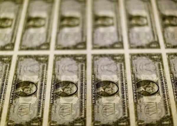 El dólar estadounidense toca su nivel más bajo en un año