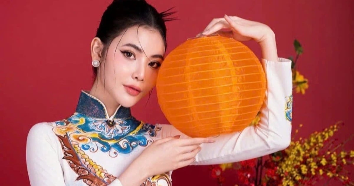 Runner-up Le Kim Khoe shows off her slim figure in a hand-painted ao dai