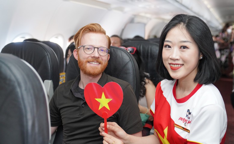 Rực rỡ cờ đỏ sao vàng mừng Quốc khánh 2/9 trên các chuyến bay Vietjet