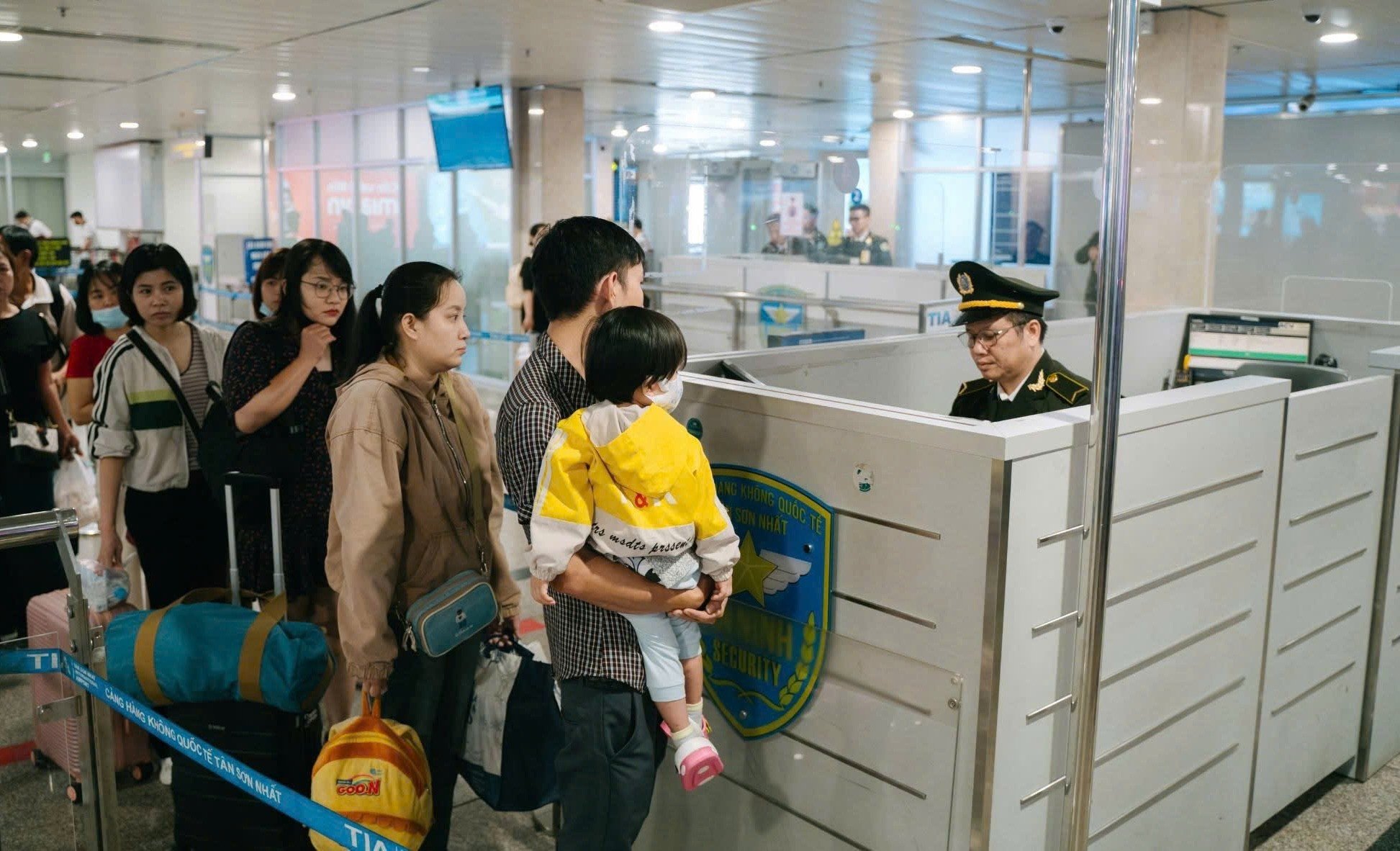 Scène inattendue pendant l'heure de pointe à l'aéroport de Tan Son Nhat le jour de l'An, photo 5