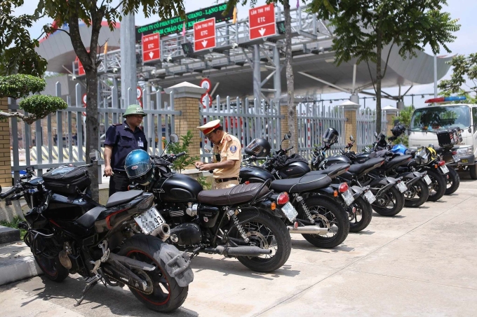 Some large displacement motorbikes were temporarily detained by traffic police. Photo: Contributor