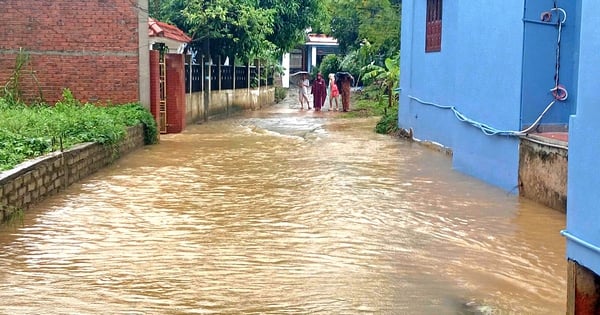 После прорыва плотины люди плакали, потому что каждый раз, когда шел дождь, начиналось наводнение.