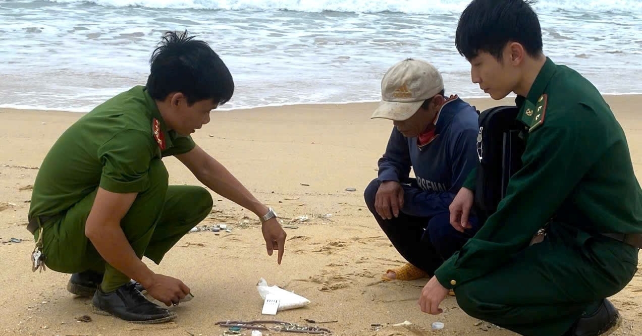 ある男性が海岸で金属くずを拾っていたところ、エクスタシー錠剤1,500錠を発見した。