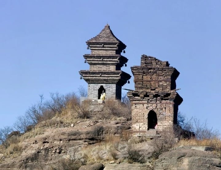 Primer plano de dos torres de piedra en la cima de la montaña Song Thap. (Foto: Baidu)