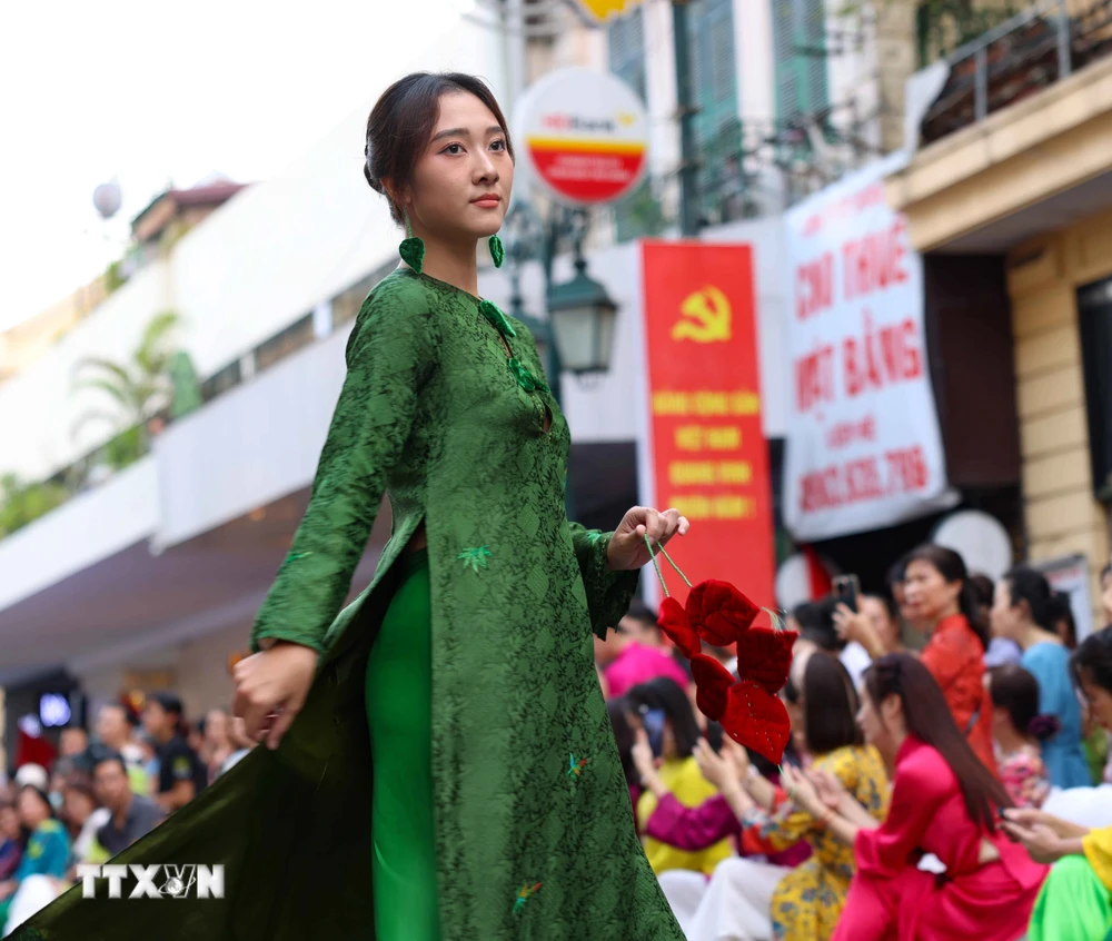 “Ao Dai Sac Thu Ha Noi” លើកតម្កើងភាពស្រស់ស្អាត និងតម្លៃវប្បធម៌របស់នារីវៀតណាមនៅប្រពៃណី ao Dai។ (រូបថត៖ Thanh Tung/VNA)