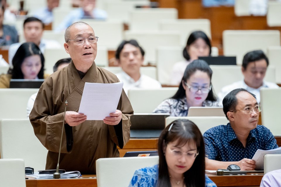 가장 존경하는 Thich Bao Nghiem (하노이 국회 대표단)이 토론에서 연설하고 있습니다 - 사진: Quochoi.vn