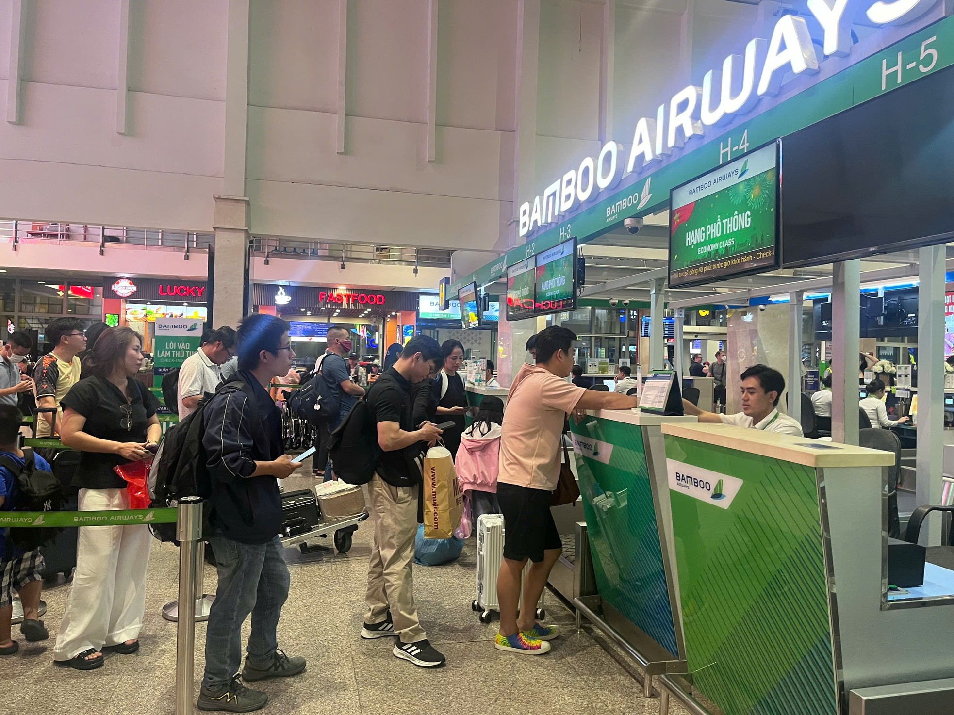 Szene im Flughafen Tan Son Nhat vor dem Feiertag am 2. September, Foto 2