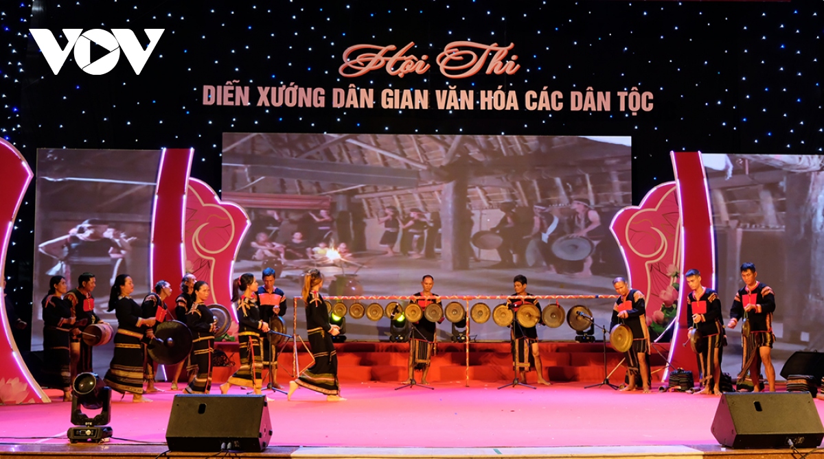 Dam da ban sac cac dan toc trong ngay hoi dien xuong van hoa dan gian hinh anh 3