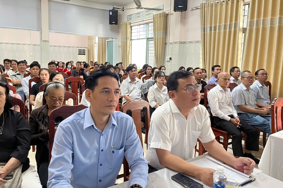 ビンフオック省の医師、薬剤師、医療スタッフが研修コースに参加した。写真：LT