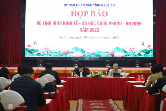 Pressekonferenz des Volkskomitees der Provinz Nghe An am Nachmittag des 4. Januar. Foto: Duc Hung