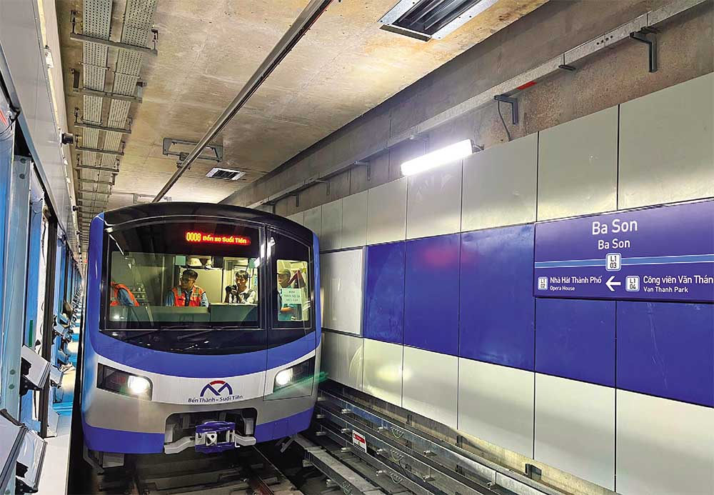 U-Bahn-Linie 1 und die erste U-Bahn in Ho-Chi-Minh-Stadt: Auf dem Foto fährt die U-Bahn-Linie 1 in der U-Bahn-Station Ba Son. Unter dem Quach Thi Trang-Platz entsteht im Bezirk 1 allmählich ein unterirdisches Viertel, das sich 2,5 km durch das Stadttheater bis zum Hafen von Ba Son erstreckt. Von hier aus wird die U-Bahn von Ho-Chi-Minh-Stadt in Zukunft zusammen mit den U-Bahn-Linien und anderen Projekten schrittweise erweitert. Nach Angaben der Verwaltung der Stadtbahn von Ho-Chi-Minh-Stadt ist der Bau der unterirdischen Abschnitte und U-Bahn-Stationen abgeschlossen. Der Hauptbahnhof Ben Thanh – der Schnittpunkt der U-Bahn-Linien 1, 2, 3A und 4 – hat die Größe eines vierstöckigen Gebäudes, ist 236 m lang, 60 m breit und liegt 32 m tief. Es wird erwartet, dass die U-Bahn-Linie 1 Ben Thanh – Suoi Tien im Juli 2024 den kommerziellen Betrieb aufnimmt.