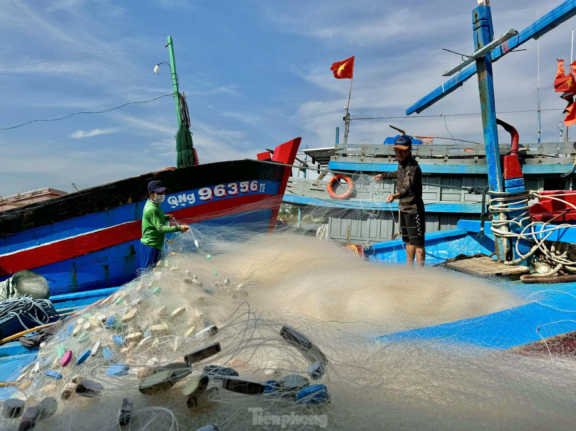 Fischer aus Quang Ngai beenden ihren Angelausflug nicht und kehren eilig ans Ufer zurück, um den Fisch zu verkaufen und dem Sturm zu entgehen. Foto 17