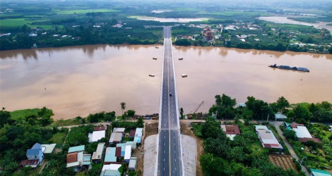 El puente Bach Dang 2, con un capital de 490 mil millones de VND, está abierto al tráfico, pero aún no está terminado