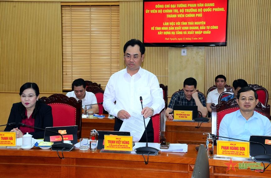 Chairman of Thai Nguyen Provincial People's Committee Trinh Viet Hung reported and clarified some difficulties and problems of the province at the working session.