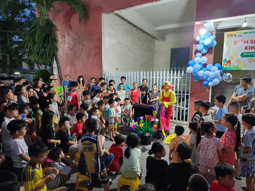 Los niños del Distrito 22 (Distrito 17, Distrito Go Vap) participan en actividades de verano.