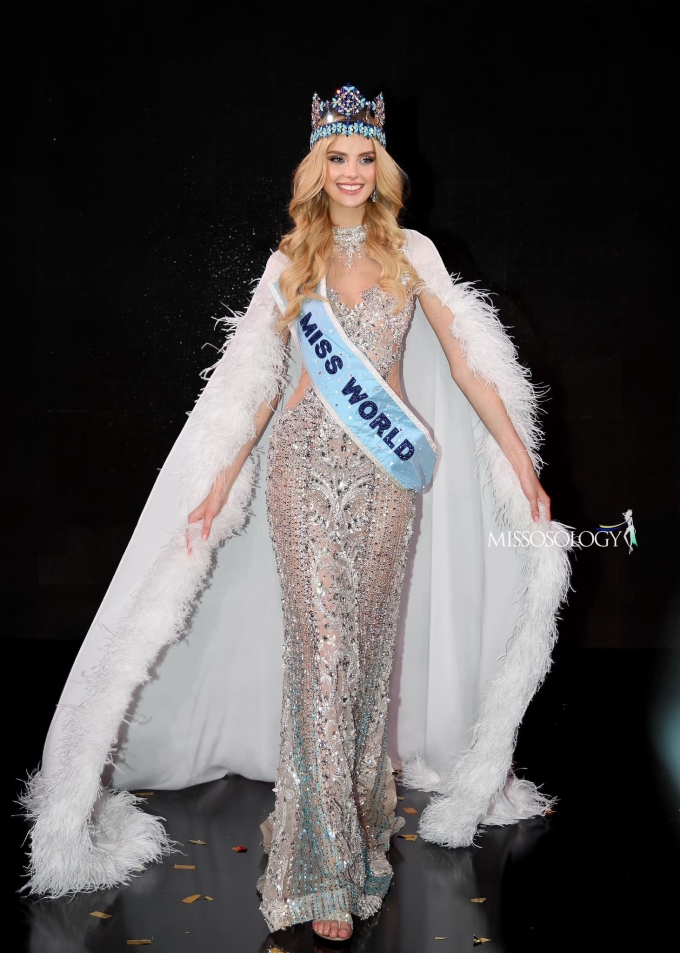 Mademoiselle Krystyna Pyszková pose dans une robe transparente et un manteau de fourrure - sa robe de soirée pour la dernière nuit - lors d'un événement médiatique. Photo : Missosology