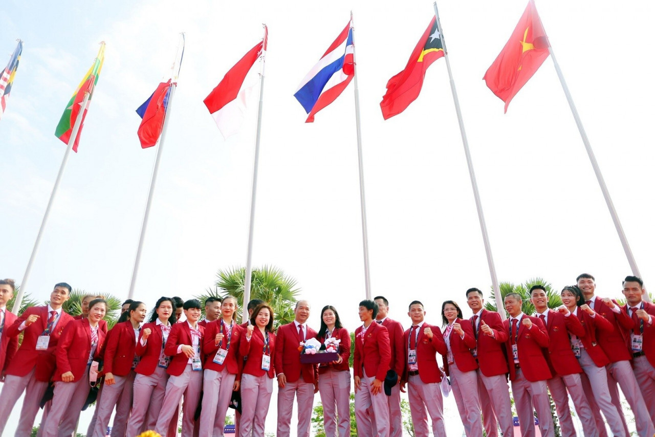 emotional moment of vietnam national flag flying at sea games 32