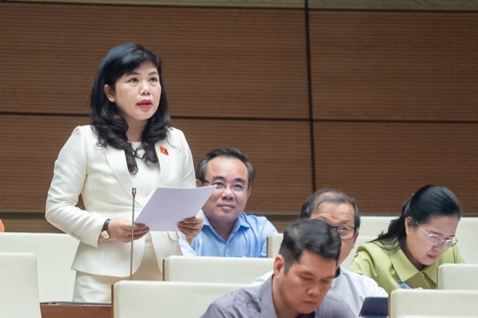Frau Nguyen Thi Thu Ha, stellvertretende Leiterin der Provinzdelegation Quang Ninh, sprach am 2. November bei der Diskussion der Nationalversammlung. Foto: National Assembly Media