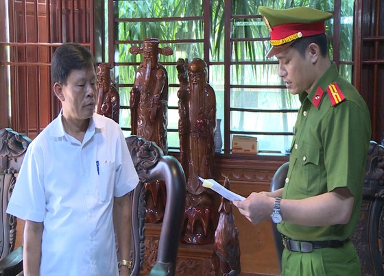 Cơ quan Cảnh sát điều tra đọc lệnh khởi tố Lê Chí Cường. Ảnh: CÔNG AN THANH HÓA ảnh 1